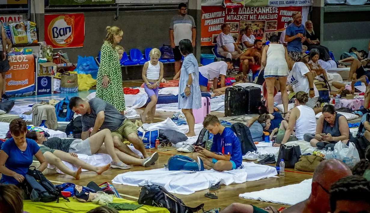 Karena Yunani telah dilanda cuaca panas yang ekstrem, api telah berkobar selama hampir seminggu di pulau tersebut. (Photo by STRINGER / Eurokinissi / AFP)