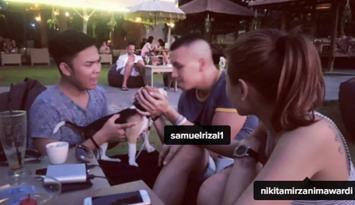 Kedua artis yang dikabarkan sedang memiliki kedekatan ini rupanya senang bermain dengan anak anjing. Terlihat tangan Nikita Mirzani yang tak ingin jauh dari Samuel Rizal dengan menyandarkannya di lutut Samuel. (via instagram/@linguiqs)