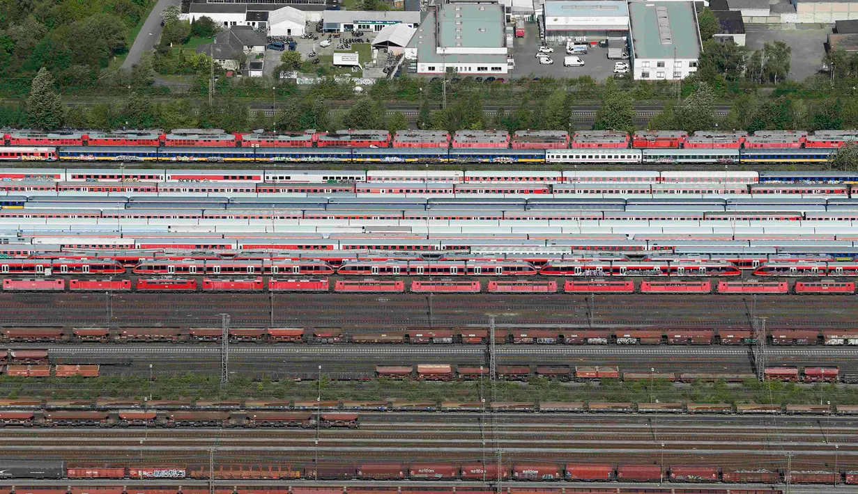 Kereta Deutsche Bahn saat diparkir di sebuah fasilitas penyimpanan di kota Rhine-Westphalia , Dortmund, Jerman (6/5/2015). Mogok kerja ini merupakan yang kedelapan kali dilakukan. GDL menuntut kenaikan gaji 5%. (Reuters/Wolfgang Rattay)