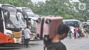 Arus balik mudik Lebaran dan hari terakhir liburan sekolah di Terminal Kampung Rambutan, Jakarta Timur, Senin (1/5/2023). (merdeka.com/Iqbal S Nugroho)