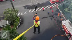 Korban kebakaran diselamatkan menggunakan teknik flying fox saat simulasi penanggulangan kebakaran di Senayan City, Jakarta, Kamis (2/6). Kegiatan ini dilakukan setiap tahunnya yang diikuti seluruh karyawan pusat perbelanjaan. (Liputan6.com/Fery Pradolo)