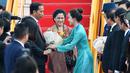 Presiden RI Joko Widodo dan istri Iriana Jokowi disambut di Bandara Internasional Vietnam menjelang KTT Kerjasama Ekonomi Asia Pasifik (APEC) di kota Danang, Vietnam, (10/11). (AFP PHOTO / Kamu Aung Thu)