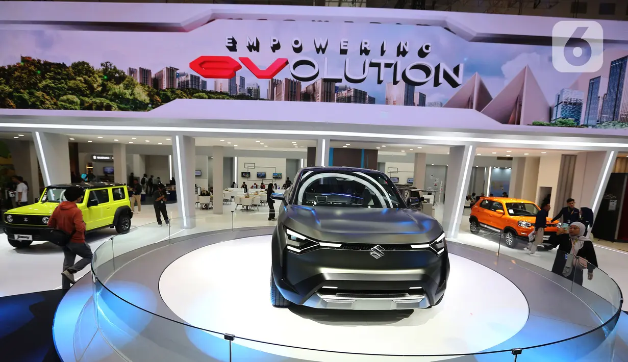 Ajang GIIAS 2024 juga dimanfaatkan Suzuki untuk memperkenalkan mobil listrik konsep eVX kepada publik di Indonesia. (Liputan6.com/Angga Yuniar)