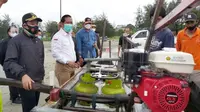 Plt Wali Kota Bengkulu menyerahkan bantuan alat konversi BBM ke BBG untuk nelayan. (Liputan6.com/Yuliardi Hardjo)