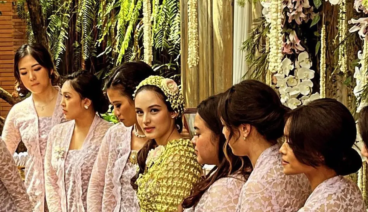 Gelar acara siraman, Chelsea Islan tampil menawan dalam balutan roncean melati yang anggun. 
[Foto:chelseaislanfc.mks]