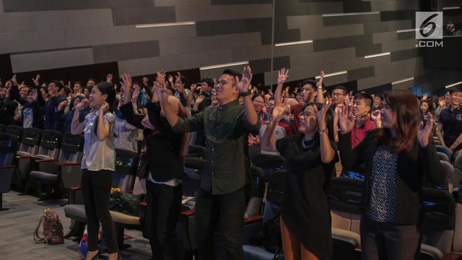 Sejumlah peserta mengikuti motivasi Tung Desem Waringin selama Emtek Goes to Campus 2018 di Universitas Kristen Petra, Surabaya, Jawa Timur, Rabu (14/11). Tung Desem memotivasi peserta dengan pengalaman-pengalaman hidupnya. (Liputan6.com/Faizal Fanani)