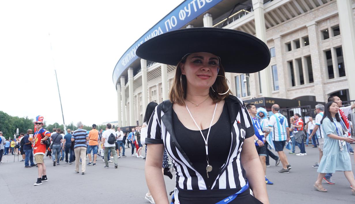Unik sekali penampilan wanita cantik ini datang ke final Piala Dunia dengan memakai baju khas yang biasa digunakan wasit. (Bola.com/Okie Prabhowo)