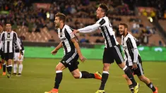 Para pemain Juventus merayakan gol Carlos Blanco (kiri) saat melawan Melbourne Victory pada ajang International Champions Cup football di Melbourne, (23/7/2016). (AFP/Paul Crock)