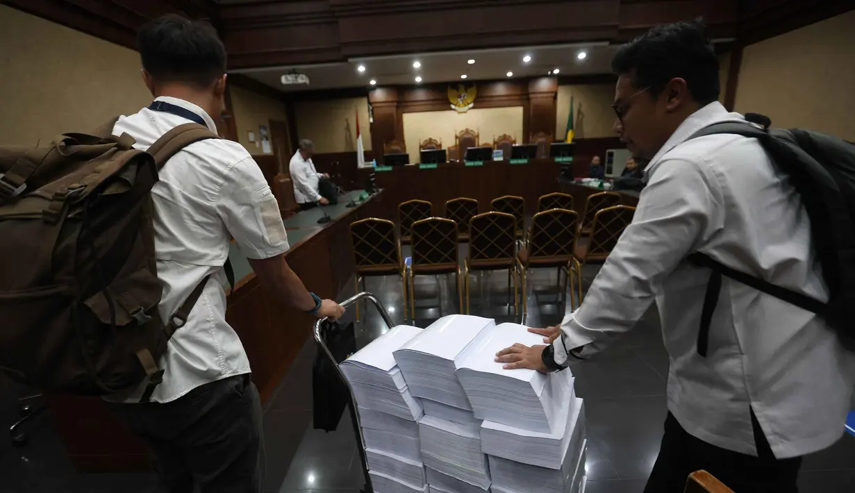 Tim Jaksa Penuntut Umum Komisi Pemberantasan Korupsi (KPK) membawa berkas tuntutan kasus dugaan pemerasan dan penerimaan gratifikasi terkait pengurusan sertifikasi Keselamatan dan Kesehatan Kerja (K3) di lingkungan kementerian Ketenagakerjaan di Pengadilan Tindak Pidana Korupsi, Jakarta, Senin (18/5/2026). (Kapanlagi.com/Budy Santoso)