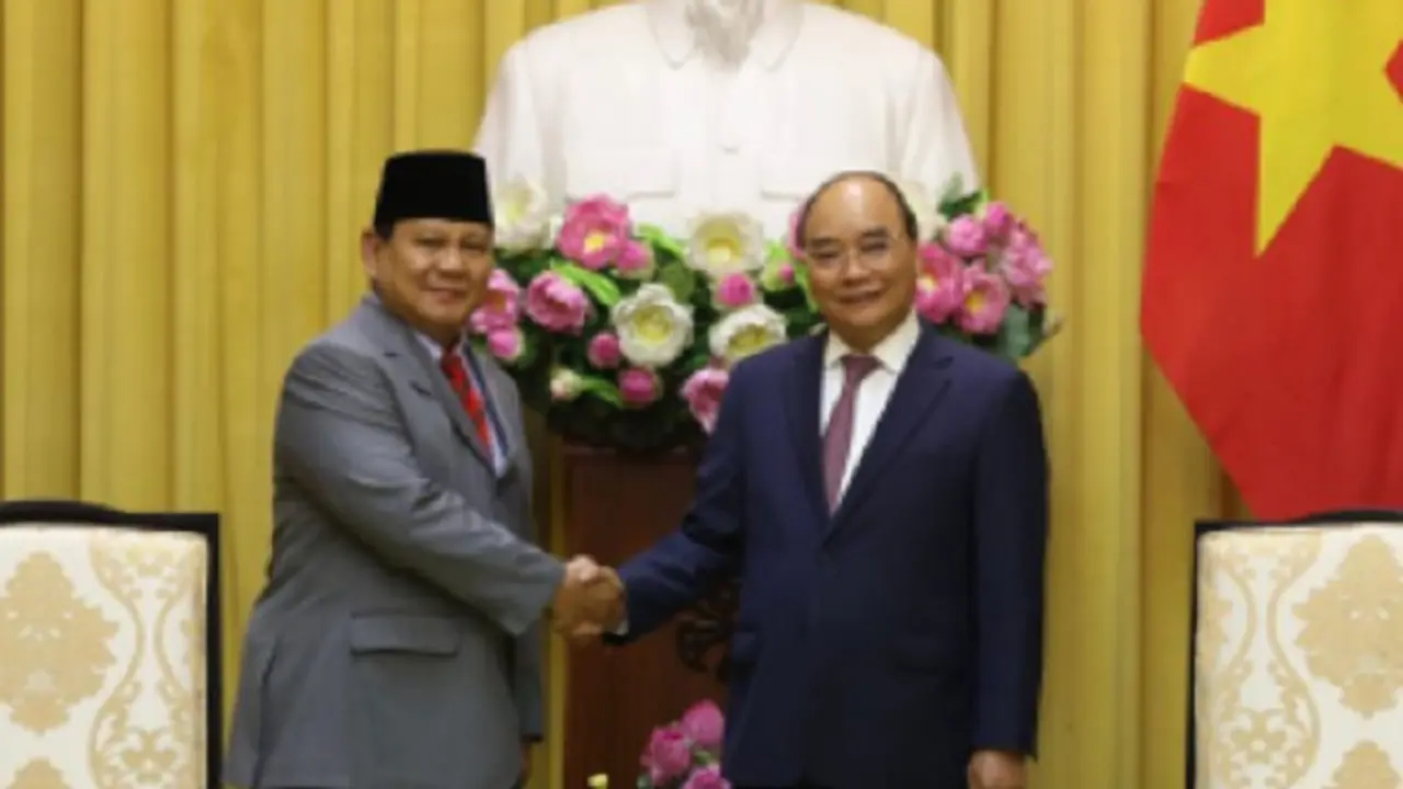 Menteri Pertahanan (Menhan) RI Prabowo Subianto diterima dengan hangat oleh Presiden Republik Sosialis Vietnam YM Nguyễn Xuân Phúc di Kantor Presiden Vietnam (Dokumentasi Pribadi Menhan Prabowo)