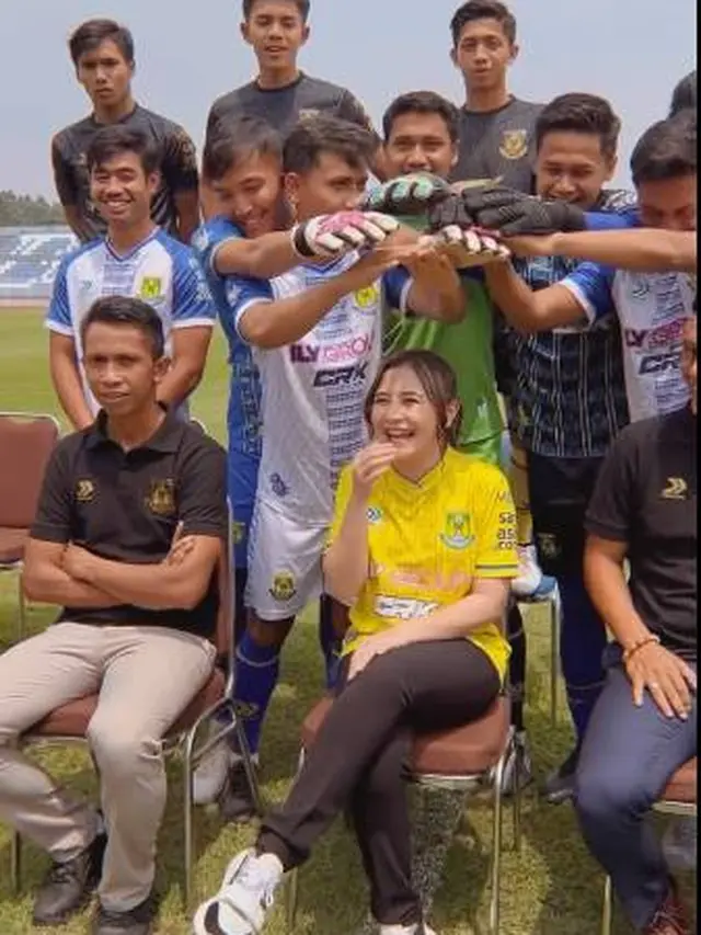 Pakai Jersey, Ini 7 Momen Kebersamaan Prilly Latuconsina Bersama Klub Sepak Bolanya