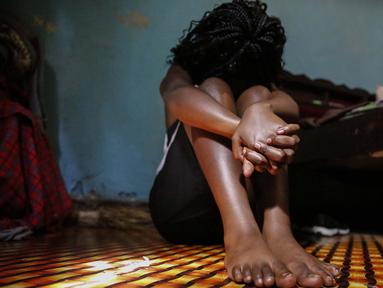 Seorang gadis remaja yang menjadi pekerja seks setelah sekolah di Kenya ditutup, duduk di sebuah kamar sewaan, di Nairobi, 1 Oktober 2020. Mereka melihat sumber pendapatan ibu mereka lenyap ketika pemerintah Kenya melakukan tindakan keras untuk mencegah penyebaran COVID-19. (AP Photo/Brian Inganga)