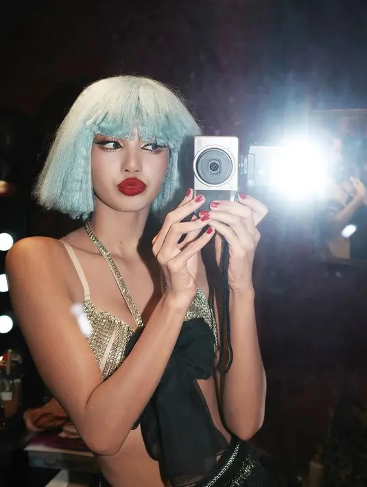 Lisa membagikan potret backstage ketika dirinya mengenakan wig Crazy Girls yang ikonik saat tampil di  Crazy Horse Paris. [@lalalalisa_m]