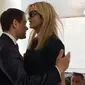 Pose pelukan canggung antara Ivanka Trump dan Marco Rubio. (Erica Werner/AP)