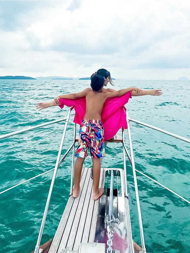 6 Potret Nia Ramadhani dan Keluarga Liburan Naik Kapal Ini Banyak Disorot