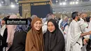 Ayu juga tampil mengenakan abaya coklat serasi dengan khimarnya. Ia pun tampak glowing dengan wajah tanpa makeup. [@ayutingting92]
