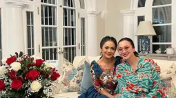 Ibunda Aurel Hermansyah ini juga berkesempatan untuk berfoto dengan istri Dubes RI untuk Amerika Serikat yaitu Ayu Heni. Keduanya pun saling unjuk keakraban. Pelantun tembang 'Cobalah Untuk Setia' ini bikin salfok dengan dandanan fashionable. Gayanya selama di Amerika pun sukses bikin netizen terpana. (Liputan6.com/IG/@krisdayantilemos)