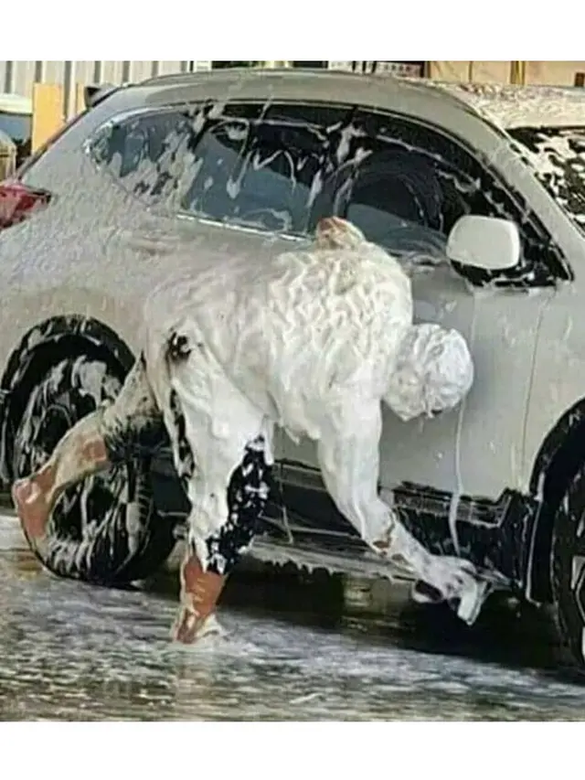 6 Aksi Totalitas Bapak-Bapak Cuci Mobil Usai Mudik Ini Nyeleneh