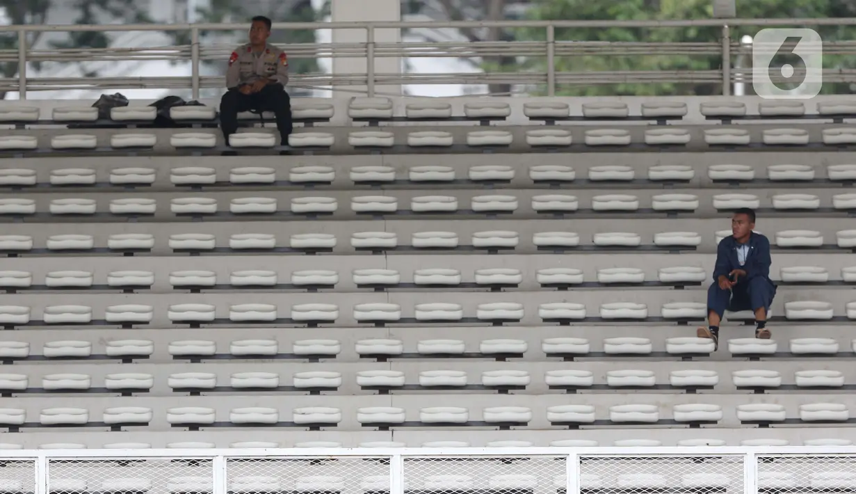Petugas keamanan berjaga di Stadion Madya Gelora Bung Karno saat laga kualifikasi Grup H Piala AFC 2020 antara PSM Makassar melawan Kaya FC-Iloilo, Jakarta, Selasa (10/3/2020). Pertandingan tanpa dihadiri penonton sebagai antisipasi penyebaran virus Corona COVID 19. (Liputan6.com/Helmi Fithriansyah)