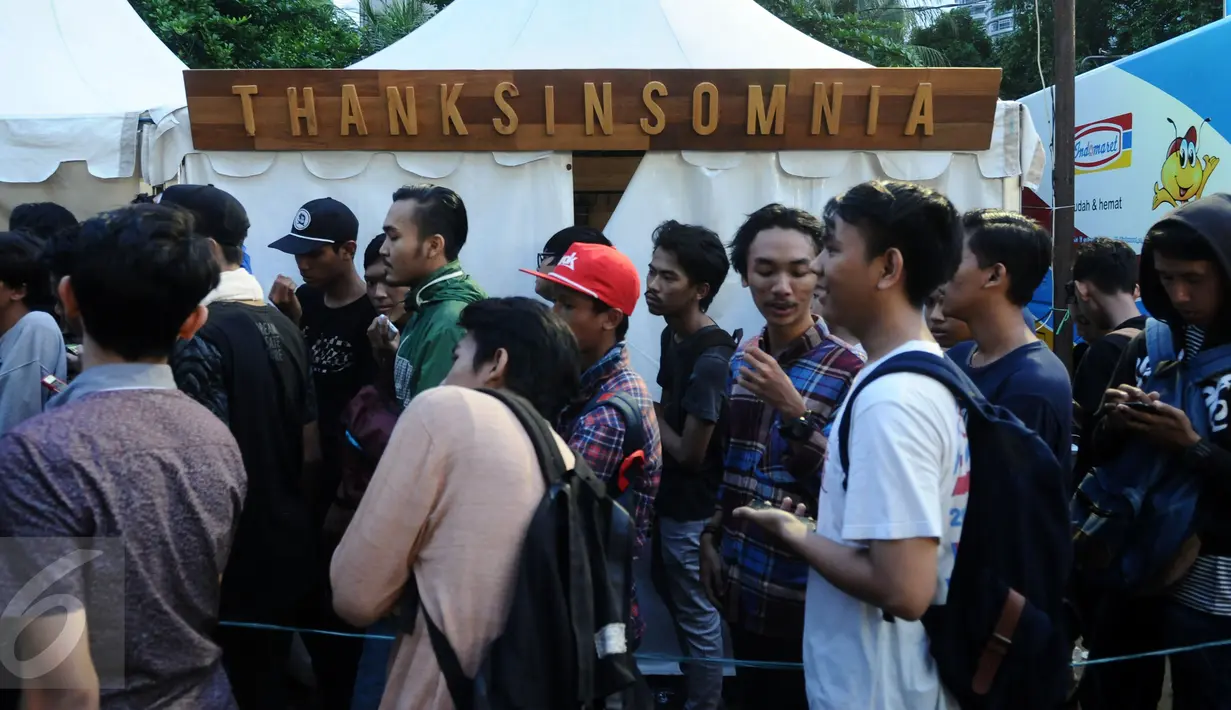 Ratusan penggemar salah satu merek pakaian clothingan mengantri di salah satu stand JakCloth 2015 di Parkir Timur Senayan Jakarta, Rabu (30/12/2015). JakCloth 2015 memasarkan produk fashion clothingan bergaya anak muda. (Liputan6.com/Helmi Fithriansyah)
