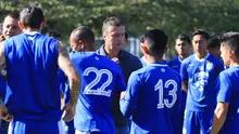 Pelatih Miljan Radovic berpamitan kepada skuat Persib Bandung, Jumat (3/5/2019) di lapangan Saraga ITB, Bandung. (Bola.com/Erwin Snaz)