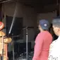 Petugas DPKP Kota Depok berusaha memadamkan api yang membakar tiga ruko penjual pakaian di wilayah Cipayung, Kota Depok. (Liputan6.com/Dicky Agung Prihanto)