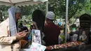 Seorang lelaki memanjatkan doa untuk  almarhum ustaz Jefri saat melakukan ziarah kubur (Liputan6.com/Herman Zakharia)