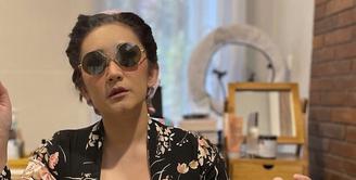 Pesona Nafa Urbach Kenakan Kebaya