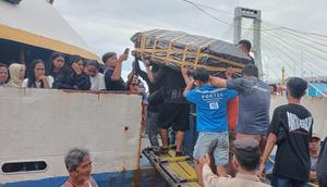 Pelepasan jenazah mahasiswi Manado dari Pelabuhan Manado menuju Pelabuhan Siau pada, Jumat (2/1/2026). (Foto: Yoseph Ikanubun/Liputan6.com)