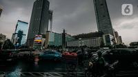 Suasana saat hujan deras mengguyur kawasan Jalan Thamrin, Jakarta, Selasa (31/5/2022). Potensi cuaca ekstrem di sejumlah wilayah di Indonesia pada hari ini dipengaruhi oleh kemunculan bibit siklon tropis 92S di Samudera Hindia selatan Jawa Barat. (Liputan6.com/Faizal Fanani)