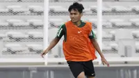 Pemain Timnas Indonesia U-22, Witan Sulaeman, memperhatikan arah bola saat latihan di Stadion Madya Senayan, Jakarta, Selasa (29/1). Latihan ini merupakan persiapan jelang Piala AFF U-22. (Bola.com/Yoppy Renato)