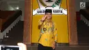 Ketua DPD partai Golkar Dedi Mulyadi berpose untuk fotografer seusai menghadiri rapat internal pimpinan DPD Golkar Provinsi di Jakarta, Senin (20/11). Rapat digelar usai Ketua Umum Setya Novanto resmi menjadi tahanan KPK. (Liputan6.com/Angga Yuniar)