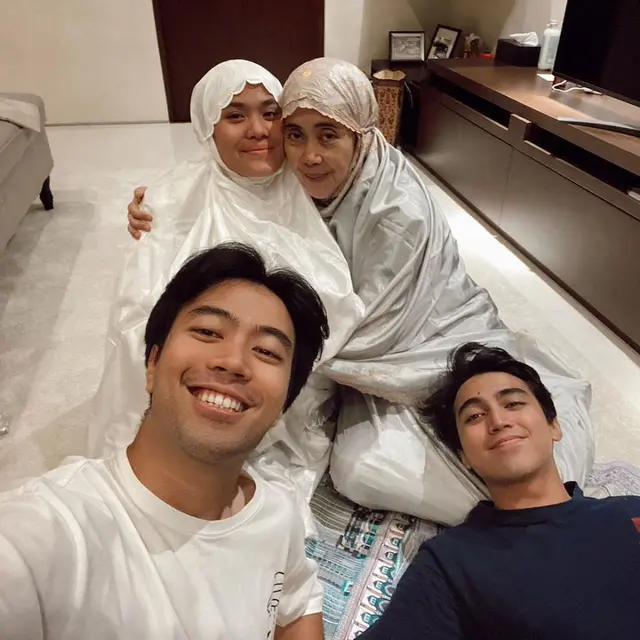 Momen keluarga seleb Tarawih bersama di rumah