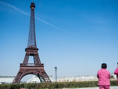 Dua wanita mengamati replika Menara Eiffel di Tianducheng, pinggiran Hangzhou, China, 26 Januari 2016. Kota Paris buatan yang didirikan di atas lahan seluas 19 km persegi ini membutuhkan waktu 5 tahun dalam pembangunannya. (AFP PHOTO/Johannes EISELE)