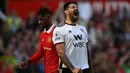 Reaksi kecewa Striker Fulham, Aleksandar Mitrovic setelah eksekusi penaltinya mampu ditepis kiper Manchester United, David De Gea pada laga pekan terakhir Liga Inggris 2022/2023 di Old Trafford Stadium, Manchester (28/5/2023). (AFP/Paul Ellis)