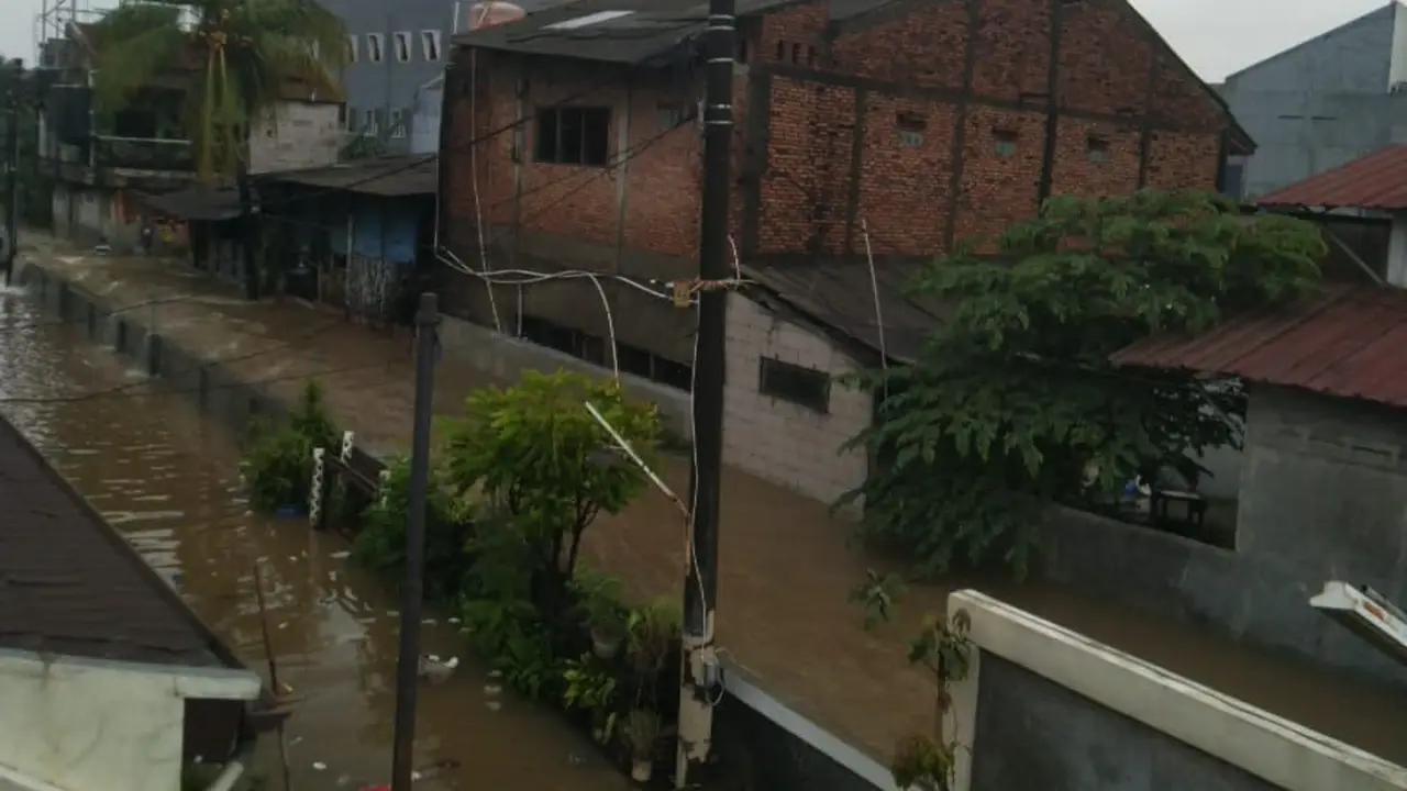 Warga Komplek Cahaya Kemang Permai, Jati Kramat, Jati Asih Bekasi tergenang bajir hingga dua meter pada Sabtu (20/2/2021) pagi.