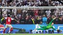 Tendangan penalti pemain Arsenal, Gabriel Magalhaes, melambung di atas mistar gawang kiper PSG, Matvey Safonov, pada final Liga Champions di Stadion Puskas Arena, Sabtu (30/5/2026). (AP Photo/Petr Josek)