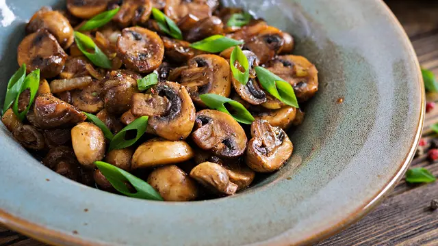 3. Jamur Teriyaki: Gurih, Kaya Rasa, dan Mirip Daging [Dok/freepik.com]