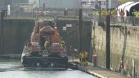 Perahu penyelamat tiba di Pelabuhan Dover setelah operasi pencarian dan penyelamatan besar diluncurkan dari lepas pantai Dungeness, di Kent, Rabu 14 Desember 2022, menyusul insiden terbaliknya perahu yang membawa migran di Selat Inggris. (Gareth Fuller/PA via AP)