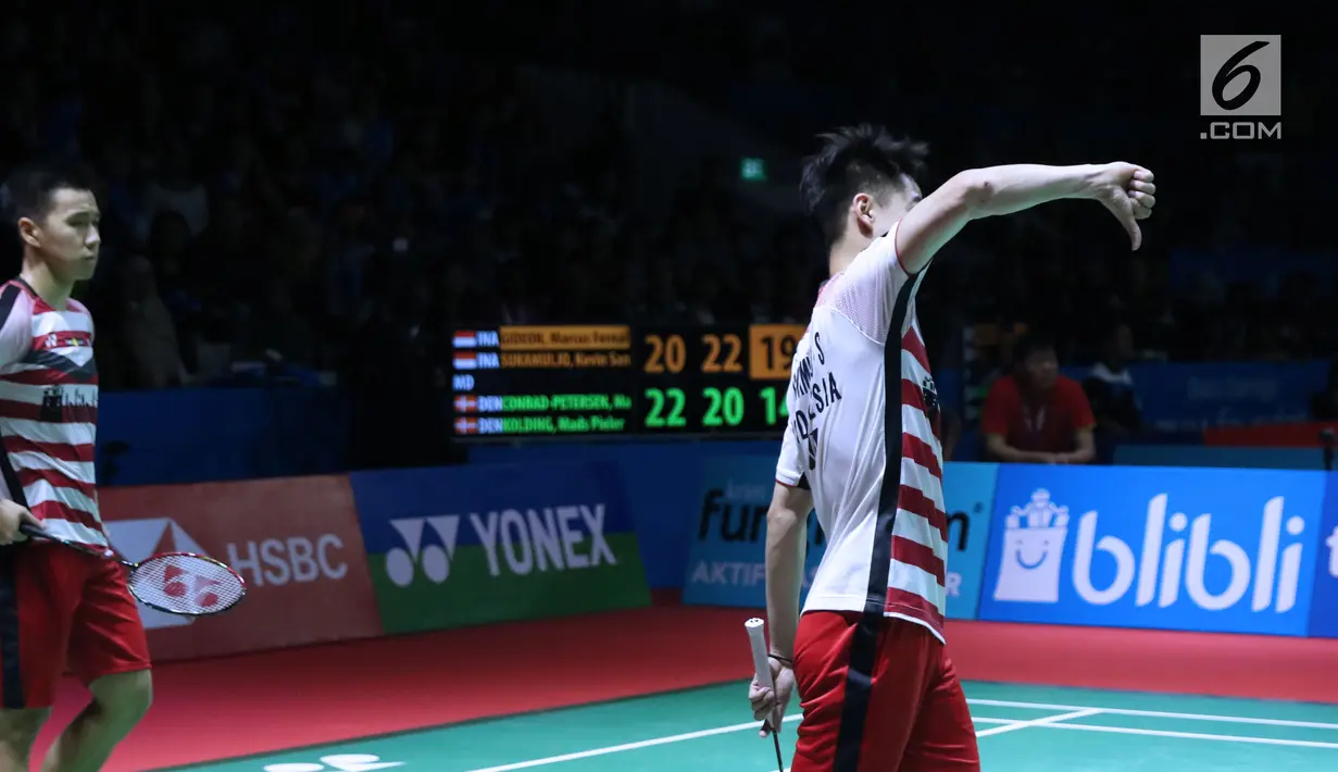 Ganda putra Indonesia, Kevin Sanjaya Sukomuljo/Marcus F Gideon saat lawan Mads Conrad Petersen/Mads Pieter Kolding (Denmark) di 8 besar Indonesia Open 2018, Istora GBK, (6/7). Kevin/Marcus unggul 20-22, 22-20, 21-18. (Liputan6.com/Helmi Fithriansyah)