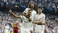 Para pemain Real Madrid merayakan gol yang dicetak oleh Mariano Diaz ke gawang AS Roma pada laga Liga Champions di Stadion Santiago Bernabeu, Madrid, Rabu (19/9/2018). Real Madrid menang 3-0 atas AS Roma. (AP/Manu Fernandez)