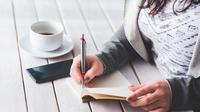 Ilustrasi Menulis Kalimat Efektif Credit: pexels.com/Woman