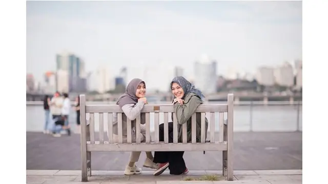 Dian Ayu dan Vebby Palwinta sama-sama memiliki senyum yang manis.