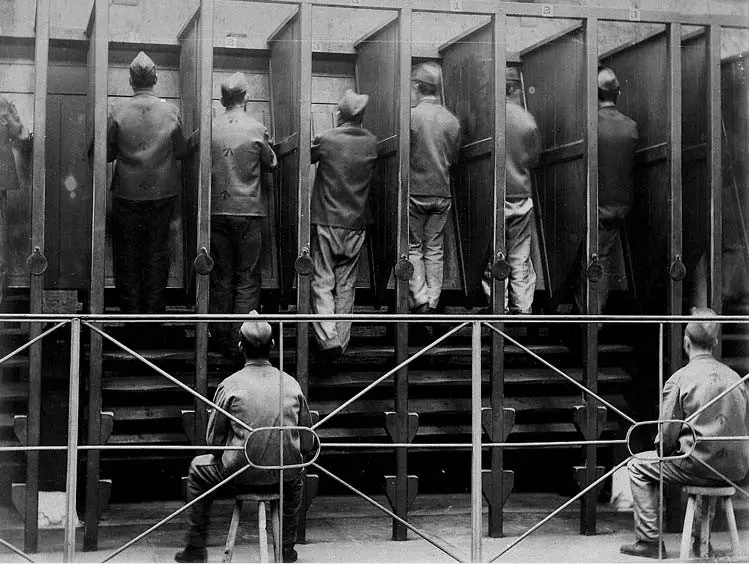 Treadwheel alat untuk menyiksa para tahanan. Source: http://www.quarterly-review.org