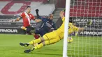 Pemain Arsenal Alexandre Lacazette (tengah) mencetak gol ke gawang Southampton pada pertandingan Liga Inggris di Stadion St Mary, Southampton, Inggris, Selasa (26/1/2021). Arsenal menang 3-1 atas Southampton. (Andy Rain/Pool via AP)