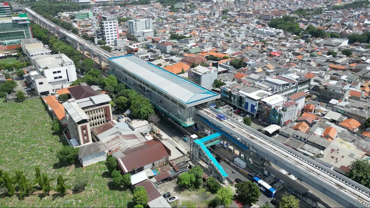 Realisasi pengerjaan proyek transportasi umum Light Rail Transit (LRT) Jakarta Fase 1B.