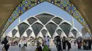 Umat Muslim berjalan setelah mengikuti salat Idul Fitri di masjid Al Jabbar di Bandung, Jawa Barat, pada 10 April 2024. (Timur MATAHARI/AFP)