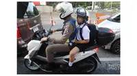Jalanan Macet, Polisi Berikan Layanan Gratis yang Tak Biasa