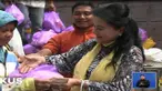 Demi dapatkan sembako murah, yang berisikan 5 kilogram beras, gula pasir dan 2 liter minyak goreng seharga Rp 40 ribu membuat warga lereng Gunung Merapi rela berdesakan.