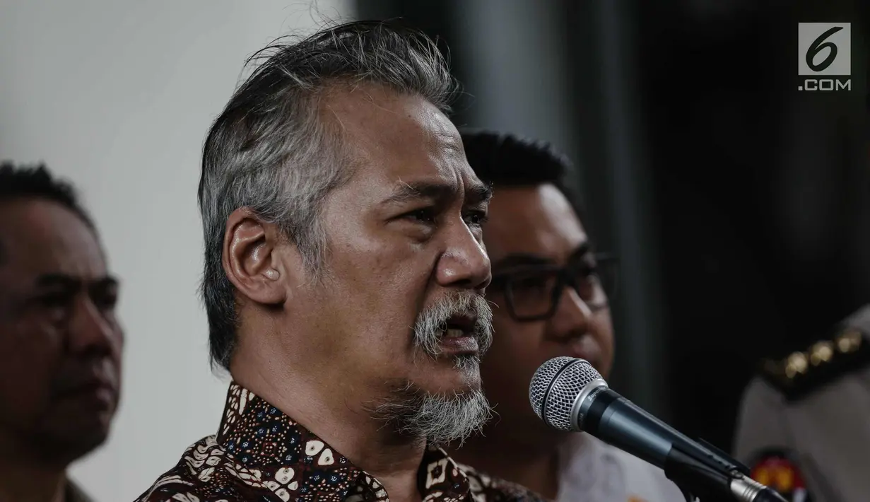 Tersangka kasus narkoba yang juga aktor senior Tio Pakusadewo memberikan keterangan kepada awak media sebelum dibawa ke Kejaksaan Negeri Jakarta Selatan di Direktorat Reserse Narkoba Polda Metro Jaya, Jakarta, Selasa (3/4). (Liputan6.com/Faizal Fanani)